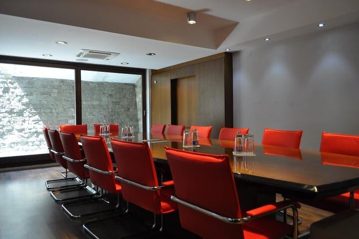 Business Center 18 of 21