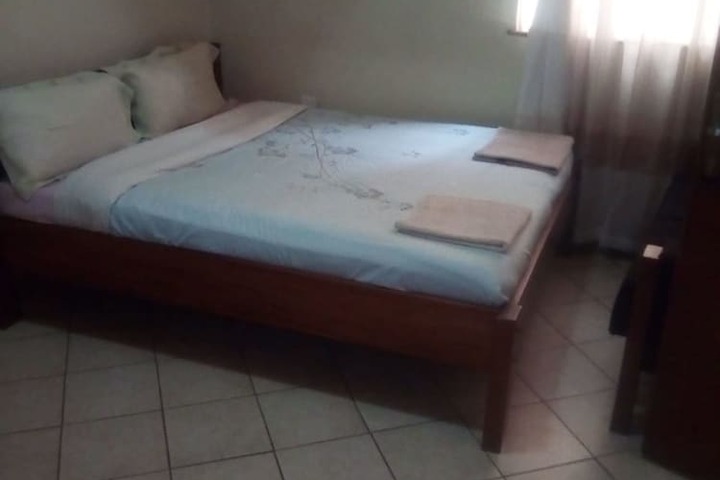 Room 6 of 12