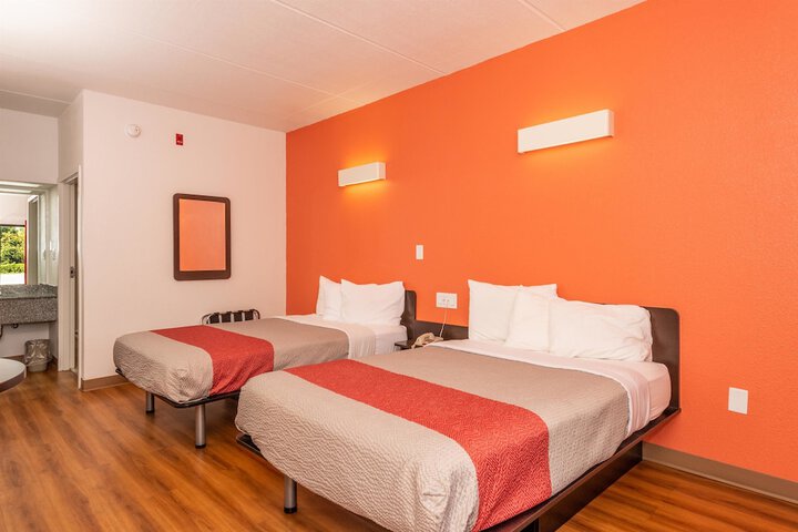 Deluxe Room 2 Double Beds Refrigerator, Microwave (2 of 8)