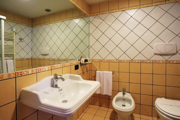 Room 20 of 38