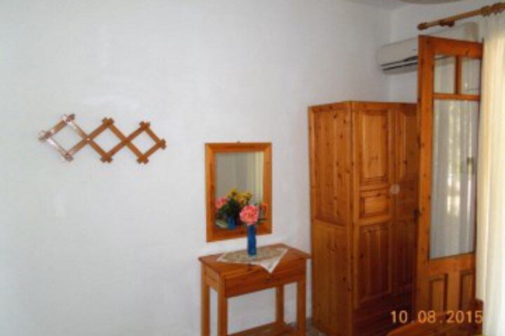 Room 4 of 8