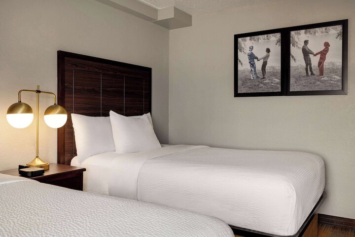 Double Accessible Queen Size Bed (2 of 7)