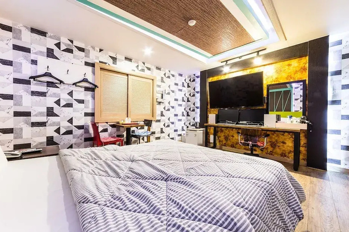 Room 4 of 42