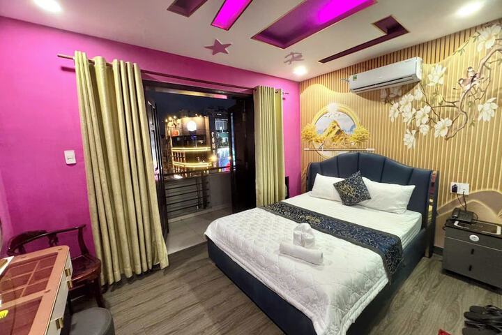 Room 4 of 6