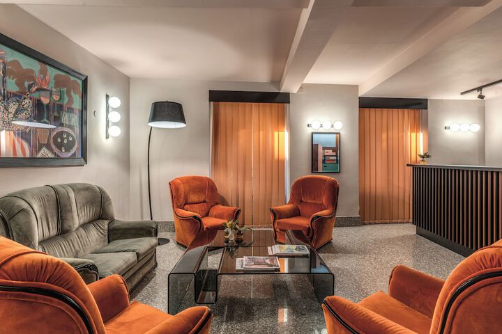Lounge 41 of 43