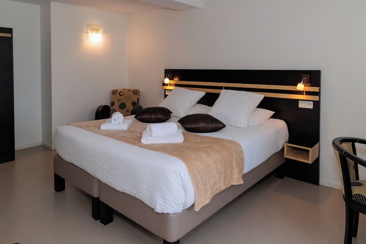 Room 6 of 14