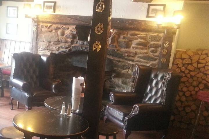 Lounge 12 of 16