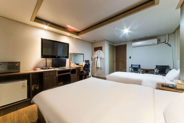 Room 11 of 20