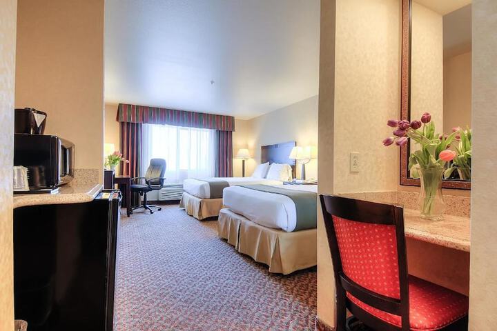 2 Queen Beds (2 of 6)