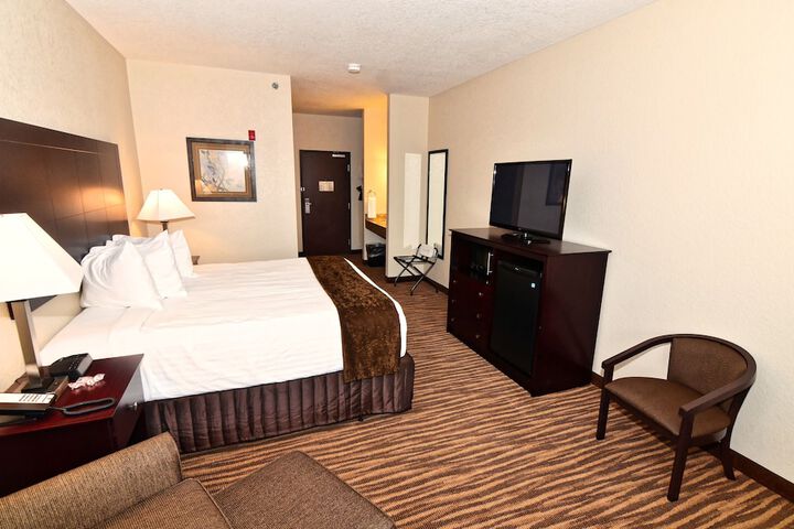 1 King Bed Accessible (21 of 23)