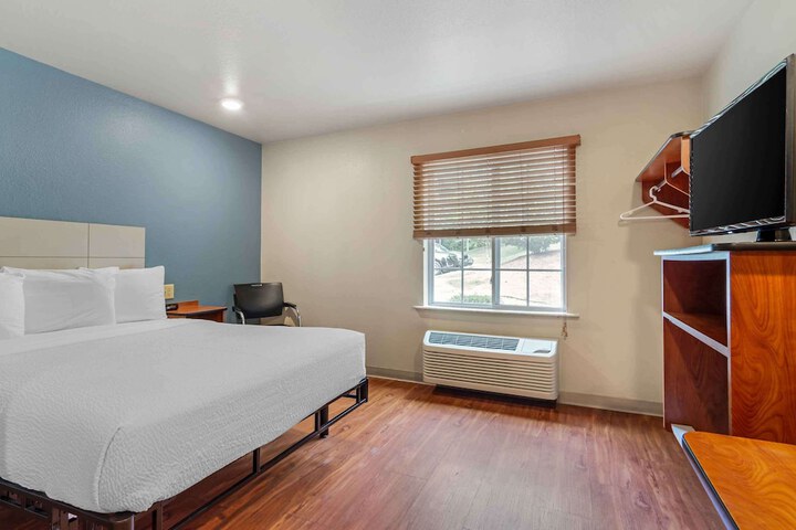 Standard Studio 1 Queen Bed (3 of 10)