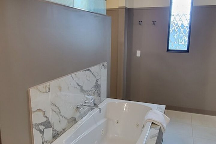 Romantic Suite 1 King Bed Jetted Tub City View (2 of 29)