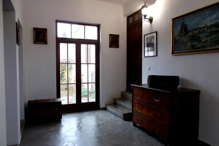 Room 4 of 9