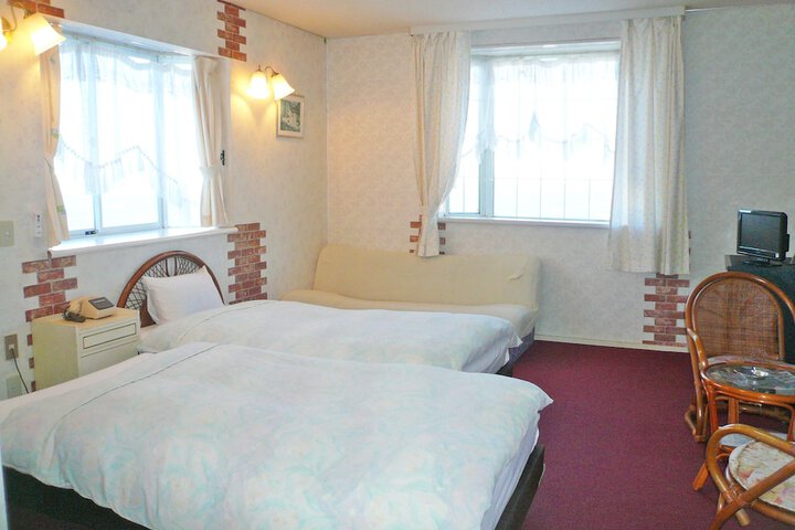 Room 8 of 33