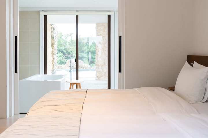 Room 15 of 152
