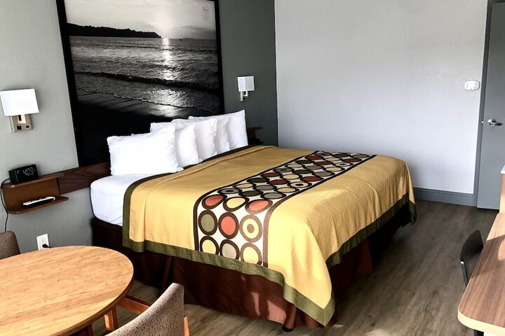 1 Queen Bed (34 of 49)