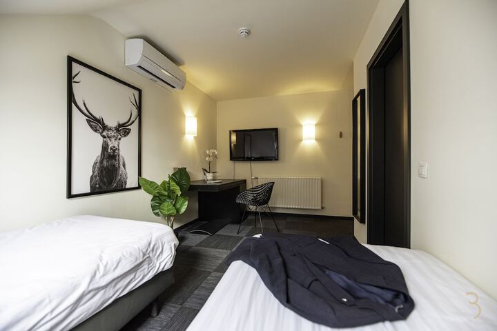 Room 9 of 24