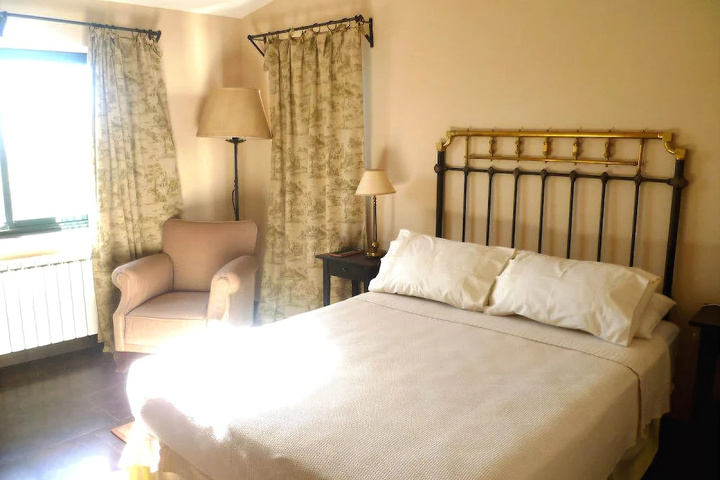 Room 2 of 10