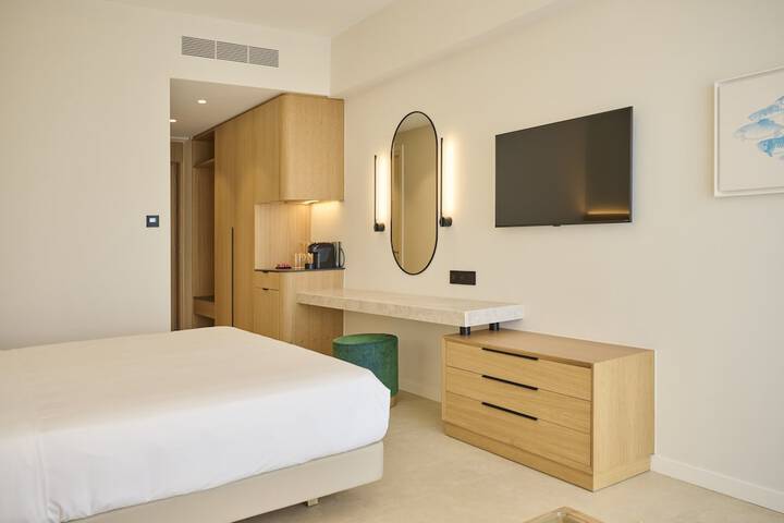 Room 8 of 93