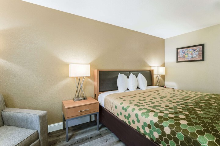 1 King Bed (7 of 8)
