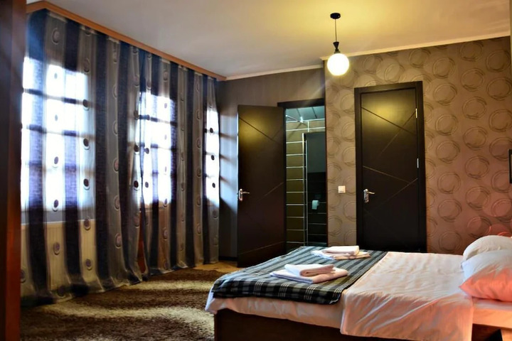 Room 2 of 10
