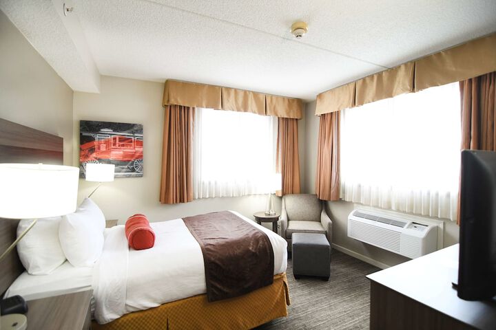 Accessible Suite King Bed Accessible Bathtub Microwave and Refrigerator WiFi Non S (17 of 39)