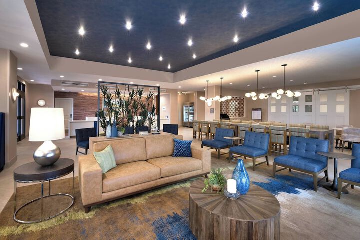 Lobby lounge
