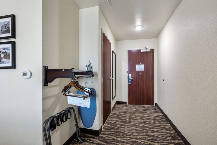 Studio Accessible King Size Bed (12 of 20)
