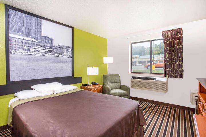 1 Queen Bed (2 of 9)