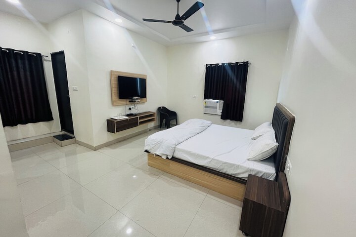 Room 2 of 8