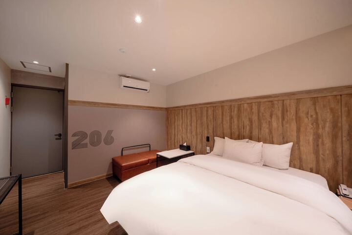 Room 13 of 19