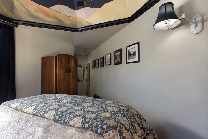 Room 33 of 61