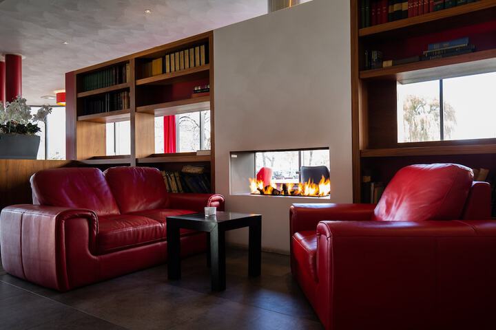 Lounge 31 of 34