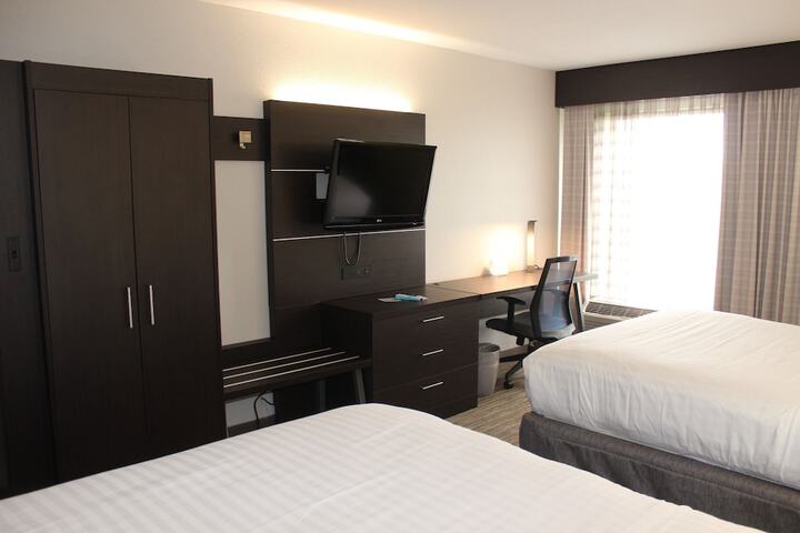 2 Queen Beds Leisure (3 of 17)