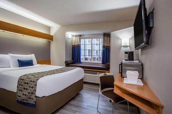 1 Queen Bed Accessible Room (7 of 8)