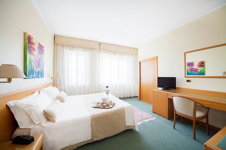 Room 6 of 77