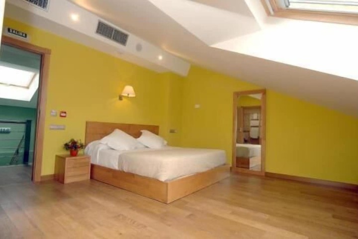 Room 9 of 47