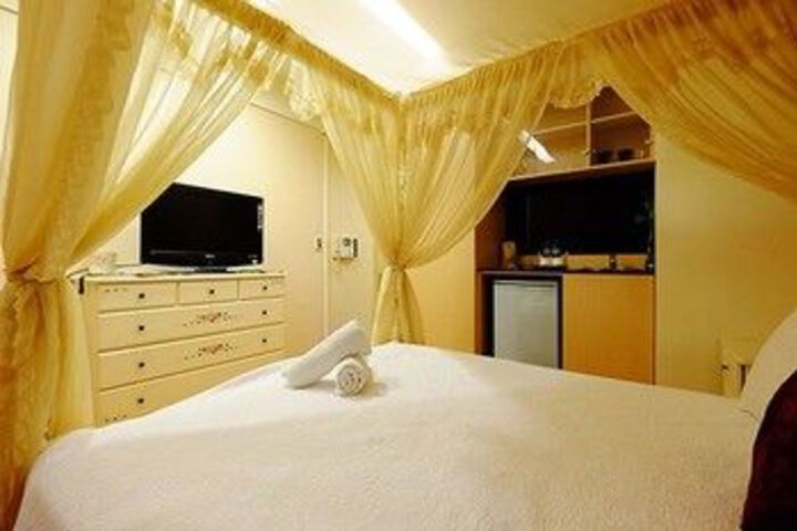 Room 9 of 42
