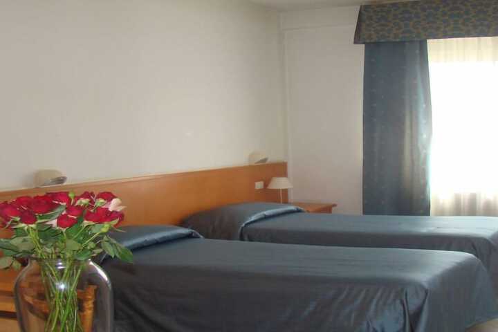 Room 4 of 16