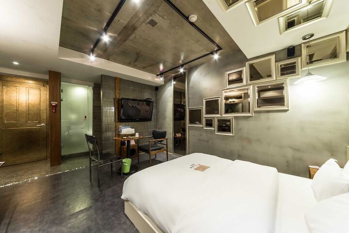Room 5 of 95