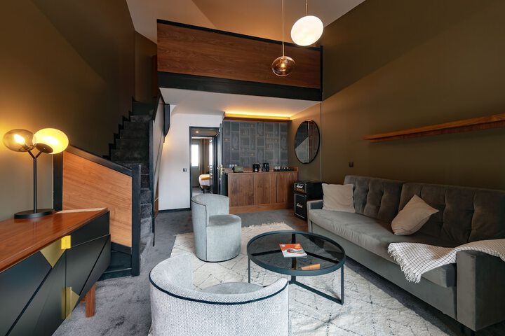 Room 7 of 100