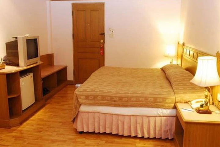 Room 13 of 32
