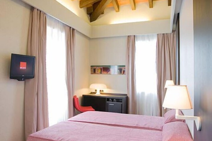 Room 9 of 18