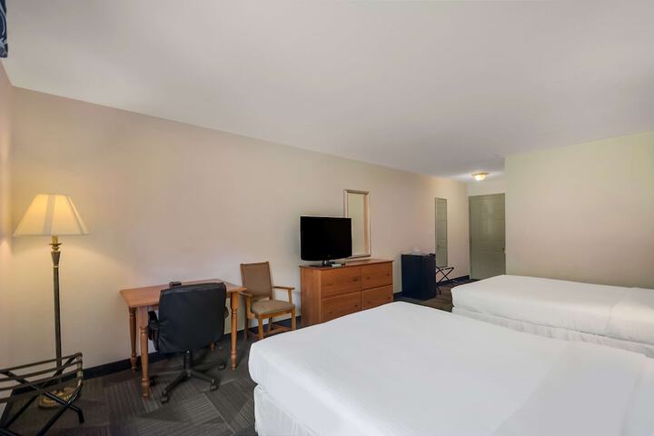 2 Queen Beds Refrigerator High Speed Internet Accessible Coffee Maker, Hairdryer Iron and Ironing Board Full Breakfast (3 of 12)