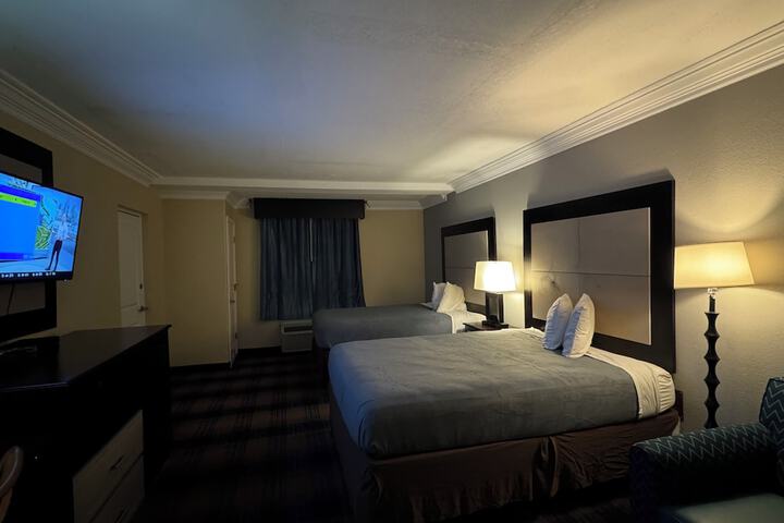 Room 6 of 13