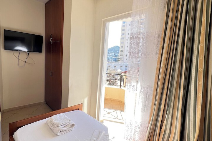Room 15 of 33
