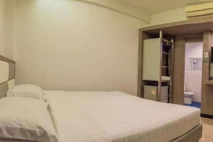 Room 6 of 28