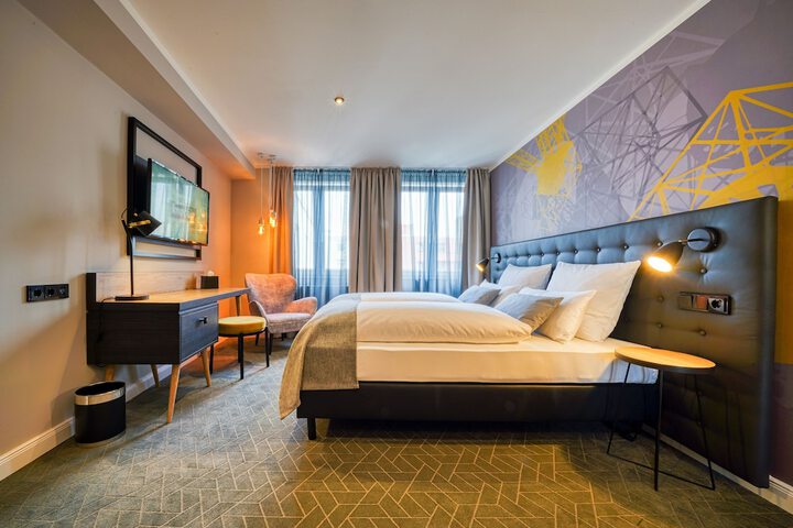 Room 7 of 33