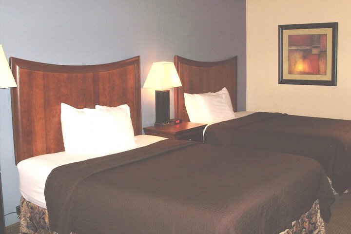 1 Queen Bed (10 of 12)