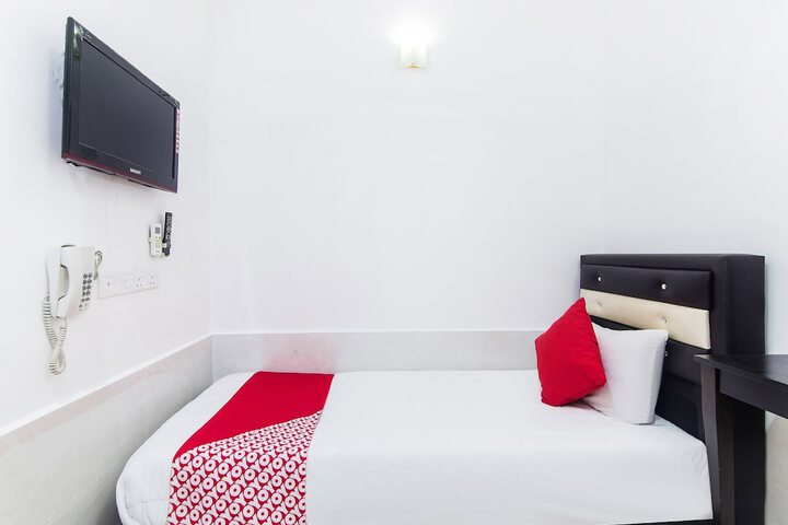 Room 13 of 32
